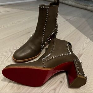 36.5 Louboutin outline spike boots